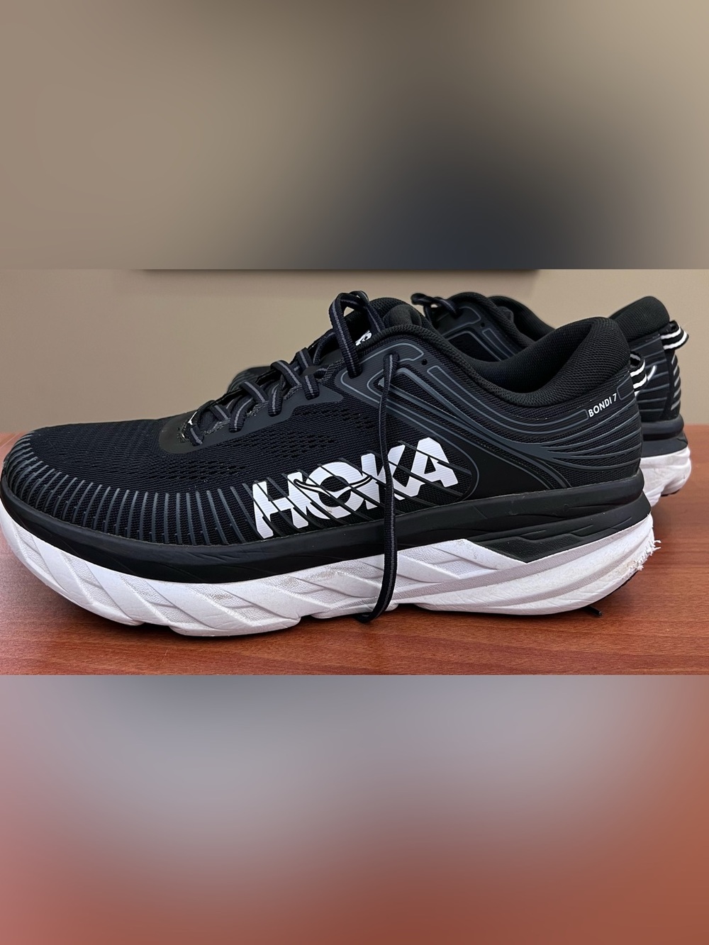Hoka Bondi 7 Men’s Black and White Athletic Running Shoes size 11.5 - Picture 2 of 7